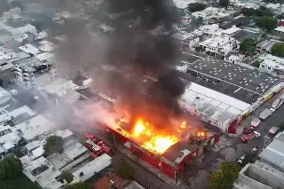 Imagen Bomberos controlan incendio en centro de Veracruz