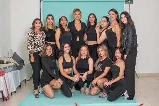 Imagen Reina de belleza imparte master class de pasarela a jovencitas veracruzanas (+fotos)