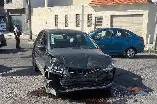 Imagen Aparatoso accidente en la esquina de España y avenida de las Américas del fraccionamiento Reforma