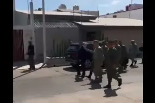 Imagen García Harfuch y el General Trevilla caminan por calles de Culiacán (+Video)