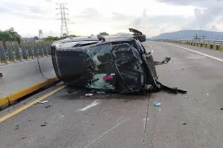 Imagen Vuelca auto tras reventarle una llanta en autopista de Veracruz