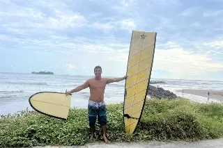 Imagen Surfistas jarochos aprovechan fuerte oleaje en playas de Boca del Río 