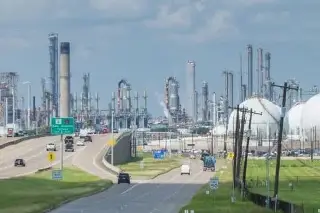 Imagen Podrían ser dos muertos por fuga de gas ácido en refinería de Deer Park, informa Pemex