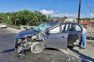 Imagen Choque y volcadura de autos particulares deja una mujer lesionada en autopista Córdoba-Orizaba