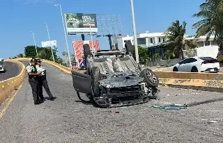 Imagen Conductor se queda dormido y termina volcado en Boca del Río