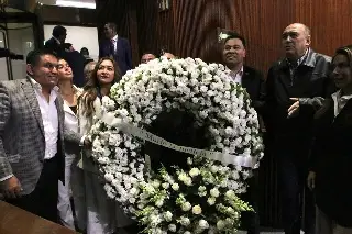 Imagen Llevan priistas a Cámara de Diputados corona de flores con frase 