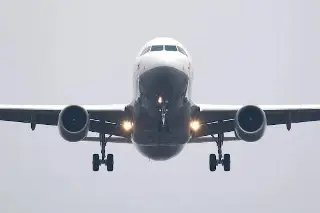 Imagen Le da un infarto al piloto en pleno vuelo y pasajera termina aterrizando el avión