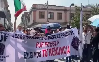 Imagen Entre empujones e insultos, trabajadores del Poder Judicial se manifiestan en Palacio Nacional