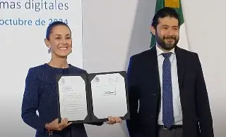 Imagen Sheinbaum firma iniciativa para que trabajadores de apps tengan seguro social y créditos del Infonavit