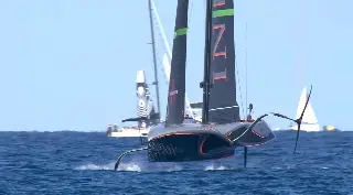 Imagen INEOS Britannia toma impulso ante los 'kiwis' en final de la 37th America's Cup (+Video)