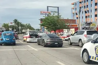 Imagen Choca taxi y auto Porsche en Boca del Río