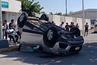 Imagen Estudiantes terminan llantas arriba tras ser impactados por camioneta en Boca del Río 