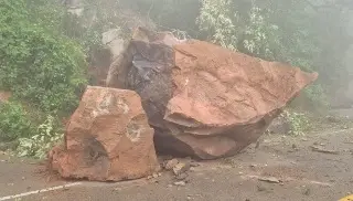 Imagen Se registra derrumbe de piedras en autopista de Veracruz; provoca cierre parcial de circulación