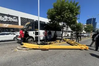 Imagen Camión derriba semáforo afuera de centro comercial de Boca del Río; hay un herido