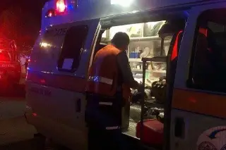 Imagen Tráiler desbarata a taxi en la Veracruz-Cardel; conductor huye