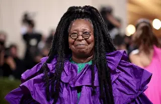 Imagen Soy terrible porque me río en los funerales: Whoopi Goldberg 