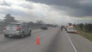 Imagen Se incendia carro en autopista de Veracruz; hay cierre intermitente de circulación 