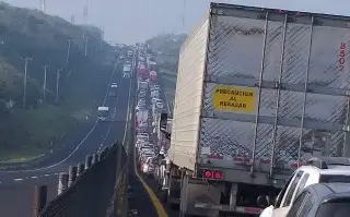 Imagen Hay cierre parcial de circulación en autopista de Veracruz 