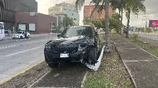 Imagen Camioneta de lujo se accidenta en bulevar Ruiz Cortines de Boca del Río 