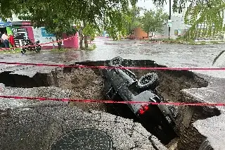 Imagen Enorme socavón se traga por completo a camioneta en fraccionamiento de Veracruz 