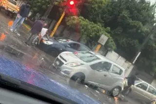 Imagen Auto cae a socavón a un costado del Tecnológico de Veracruz