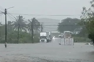 Imagen Antón Lizardo incomunicados por inundación y falta de luz 