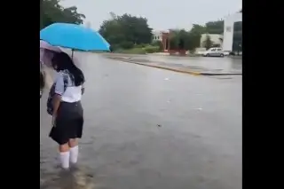 Imagen Así llegaron alumnos del Conalep a la escuela ante fuertes lluvias en Veracruz 