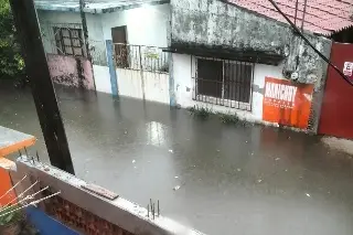 Imagen Inundaciones, autos varados, socavones y evacuaciones en Veracruz, reporta PC