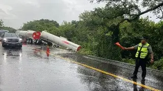 Cierre en ambos sentidos por accidente en carretera Poza Rica-Cardel