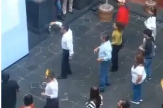 Imagen Captan a Cuitláhuac García bailando en Palacio de Gobierno 