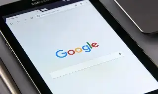 Imagen Google crea herramienta  capaz de insertar marcas de agua en textos generados por IA