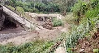 Imagen Colapsa puente en Tequila, Veracruz; reportan miles de familias incomunicadas 