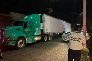 Imagen Trabajan para reactivar servicios de electricidad y vialidad tras accidente en Boca del Río