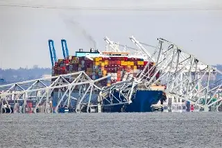 Imagen Dueños de buque que chocó con puente en Baltimore aceptan pagar casi 102 mdd por daños