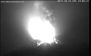 Imagen Popocatépetl lanza material incandescente y continúa con actividad (+Video)