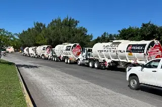 Imagen Pipas de PEMEX generan caos vial en bulevar Fidel Velázquez en Veracruz 