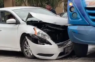 Imagen Se registra fuerte accidente entre camión y carro particular en avenida de Veracruz 