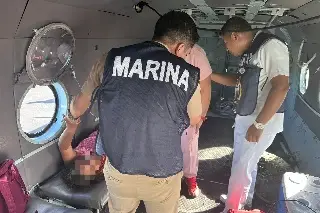 Imagen Marina traslada a 2 personas enfermas atrapadas en inundaciones de Hidalgotitlán