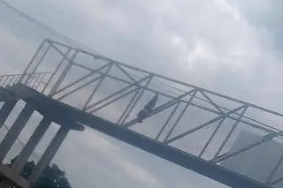 Pánico por supuesto cuerpo colgado en puente peatonal sobre carretera de Veracruz