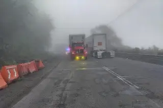 Imagen Por deslizamiento de piedras y lodo, continúa cerrada la autopista Veracruz - Puebla 