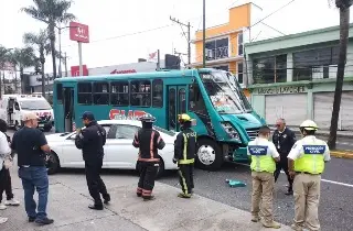 Imagen Auto particular choca contra autobús de pasaje urbano en Orizaba