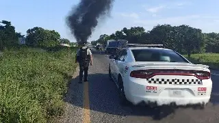 Imagen Se incendia carro en autopista de Veracruz; hay cierre intermitente de circulación