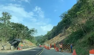 Imagen Suman 6 tráileres sepultados por derrumbe en autopista Ciudad Mendoza-Acatzingo