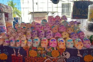 Imagen Papel picado, dulces y calaveritas, entre las compras para el altar de muertos 