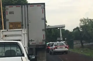 Imagen Reportan hasta 14 kilómetros de fila en autopista de Veracruz