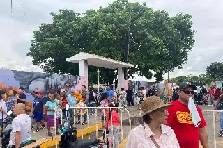 Imagen Cementerio Municipal de Veracruz se llena de personas en este Día de Muertos (Fotos)