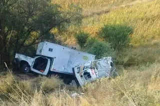 Imagen Ambulancia y camioneta caen a barranco tras accidente en autopista