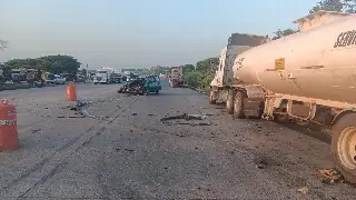 Imagen Destroza su camioneta tras chocar con tráiler parado en el kilómetro 13.5 en Veracruz