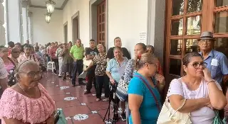 Imagen Desde las 4:00 de la mañana hacen fila para tramitar el CURP Biométrico en Veracruz 