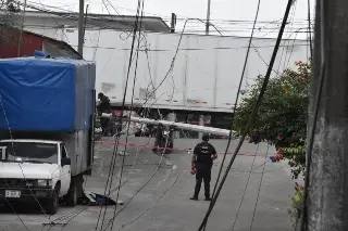 Imagen Tráiler derriba poste y al caer mata a un motociclista